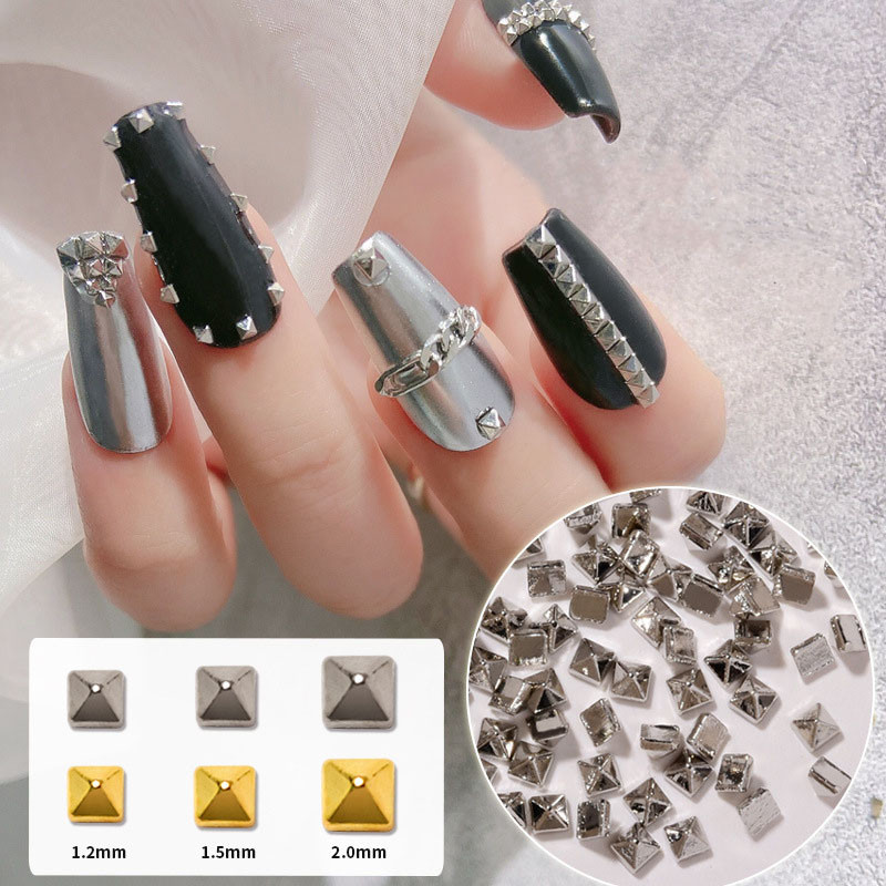 200 db/táska Nail Art Punk stílusú Spire tömör fém lapos aljú szegecs ékszer Sokoldalú háromdimenziós körömfúró kiegészítők