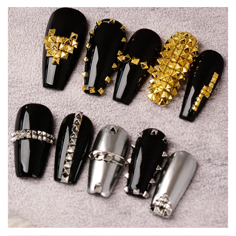 200 db/táska Nail Art Punk stílusú Spire tömör fém lapos aljú szegecs ékszer Sokoldalú háromdimenziós körömfúró kiegészítők