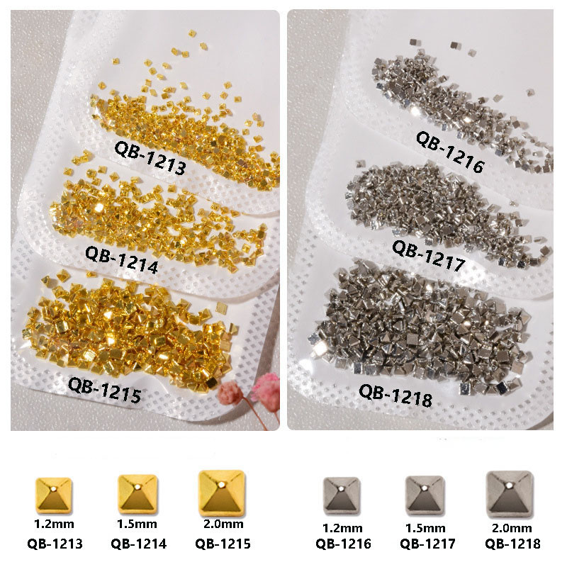 200 db/táska Nail Art Punk stílusú Spire tömör fém lapos aljú szegecs ékszer Sokoldalú háromdimenziós körömfúró kiegészítők