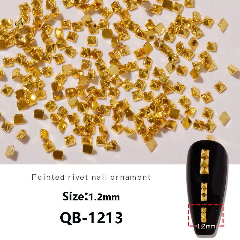 200 db/táska Nail Art Punk stílusú Spire tömör fém lapos aljú szegecs ékszer Sokoldalú háromdimenziós körömfúró kiegészítők