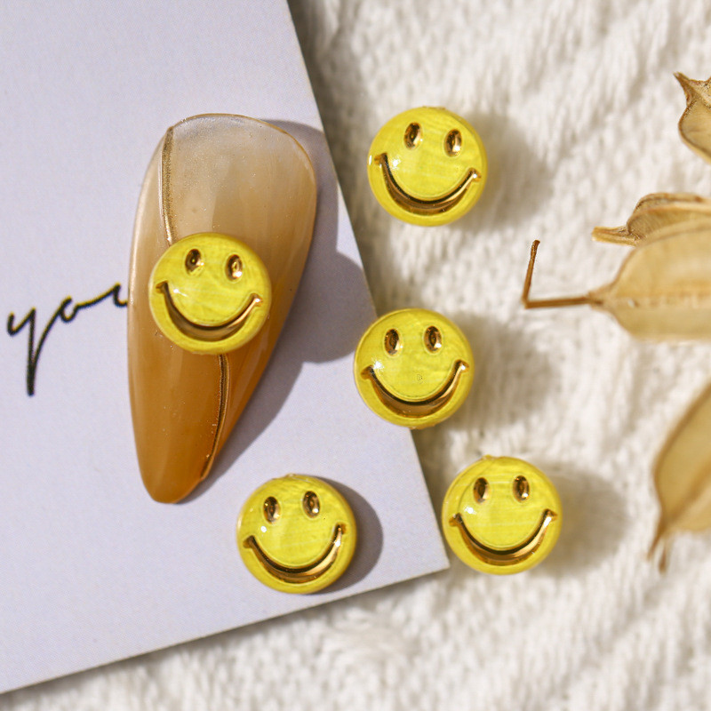 20db Kawaii Smiley Nail Art Charms Alkatrészek Smile 3D Relief Kiegészítők Körömdíszek Barkács Manikűr Professzionális Strasszok