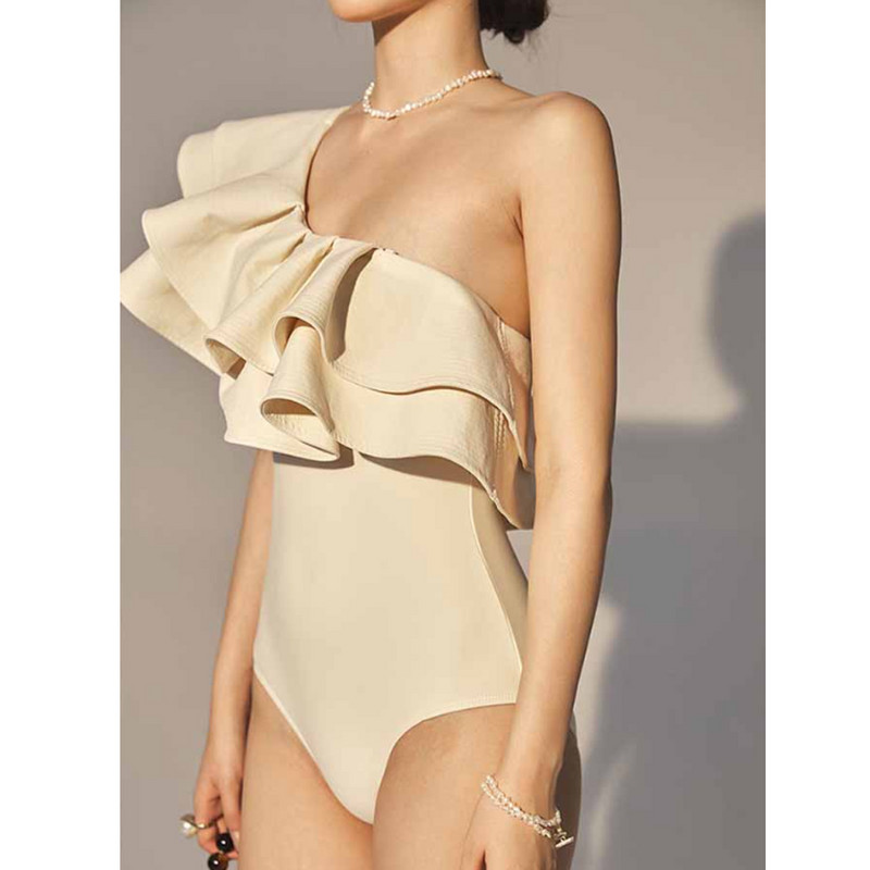 Ženski retro kupaći kostim Bijeli asimetrični kupaći kostim Jednodijelni dizajnerski kupaći kostim s naboranim ovratnikom Vintage ljetna odjeća za surfanje