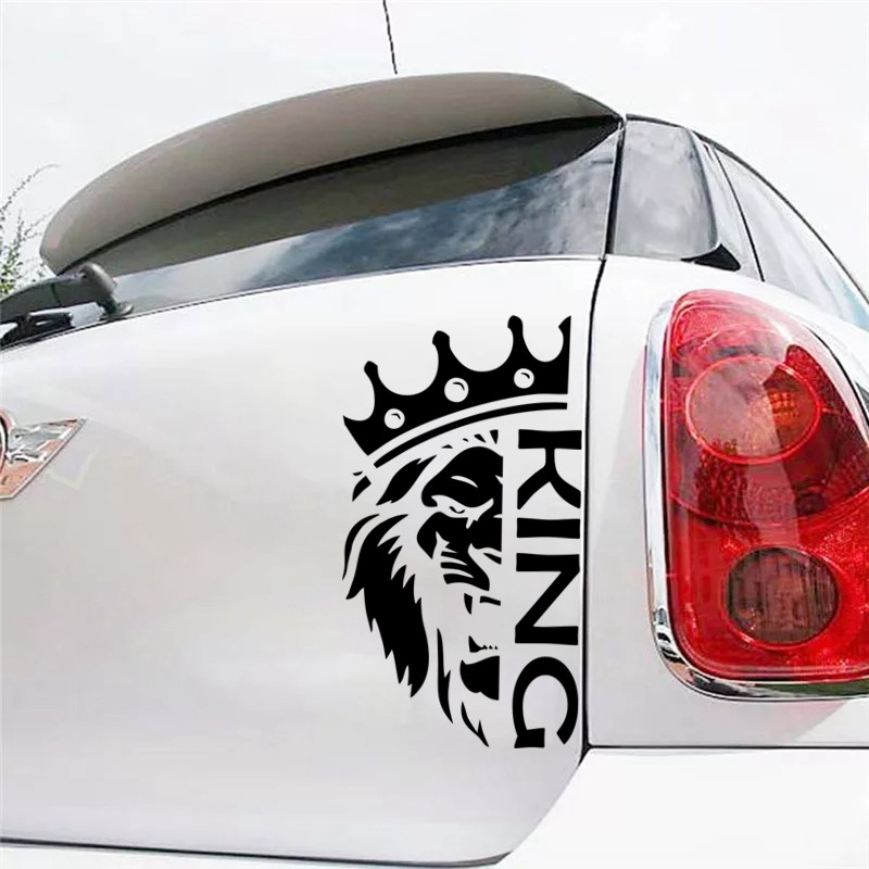 Oroszlán egy Crown King Die-Cut vinil matricával autómatrica vízálló autó dekorok a karosszéria lökhárító hátsó ablakán laptopon #S61078