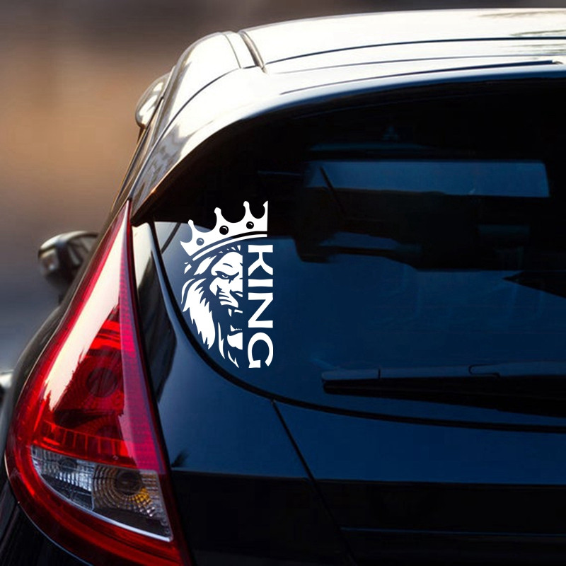 Oroszlán egy Crown King Die-Cut vinil matricával autómatrica vízálló autó dekorok a karosszéria lökhárító hátsó ablakán laptopon #S61078