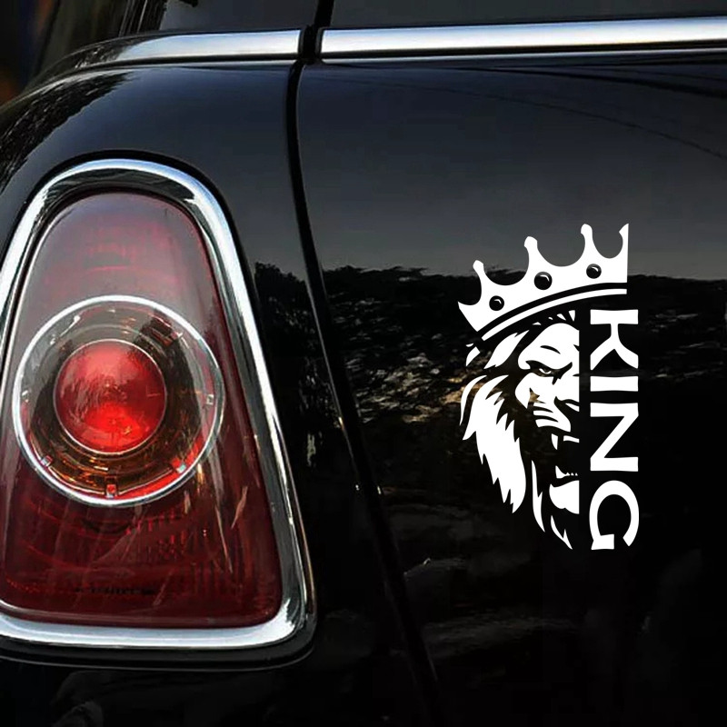Oroszlán egy Crown King Die-Cut vinil matricával autómatrica vízálló autó dekorok a karosszéria lökhárító hátsó ablakán laptopon #S61078