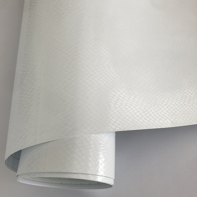 Autocolante de film de vinil adeziv PVC cu model din piele neagră premium pentru decorarea interioară a caroseriei auto.