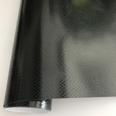 Autocolante de film de vinil adeziv PVC cu model din piele neagră premium pentru decorarea interioară a caroseriei auto.