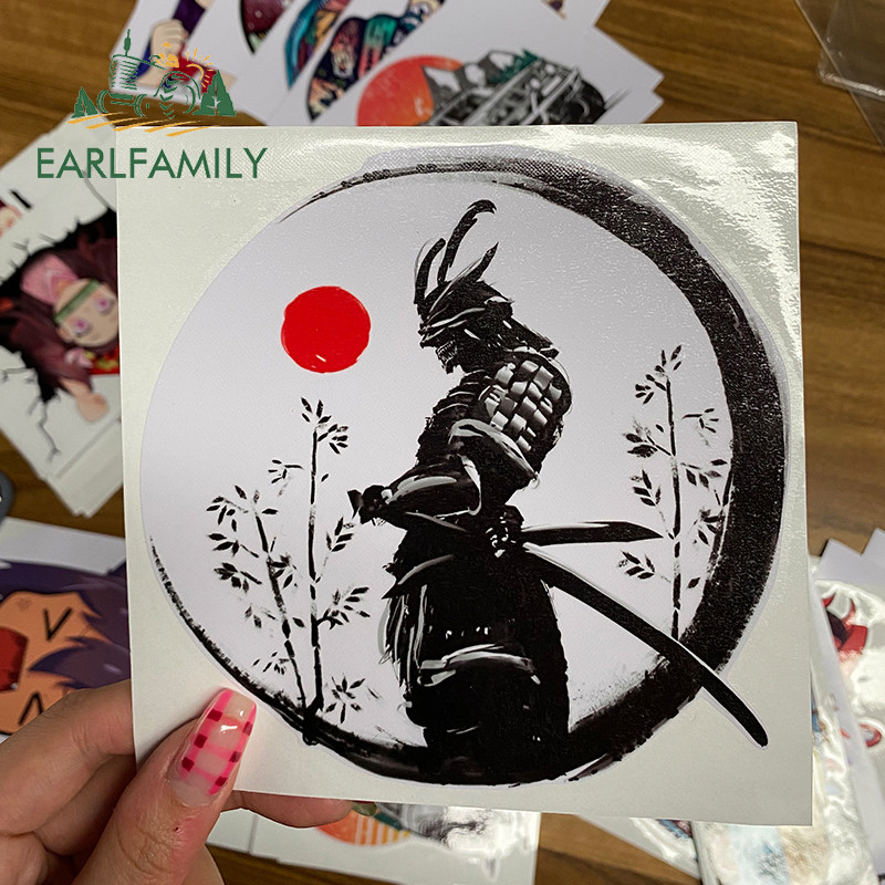 EARLFAMILY 13 cm-es Samurai Warrior Car Assessoires matrica karcálló fényvédő dekoráció lakókocsi ablakos graffiti matrica