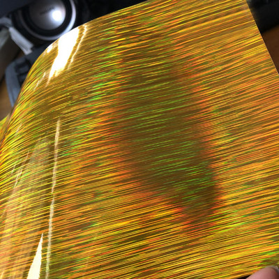 Autocolant de ambalare auto cu eliberare a aerului, lucios, roșu închis, periat cu carbon.