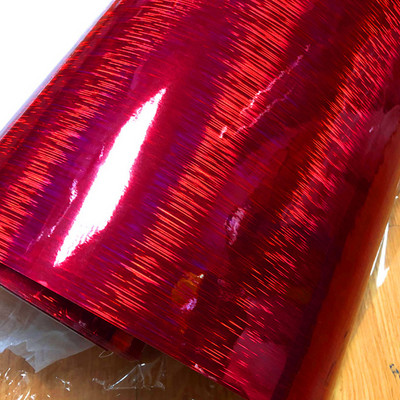 Autocolant de ambalare auto cu eliberare a aerului, lucios, roșu închis, periat cu carbon.