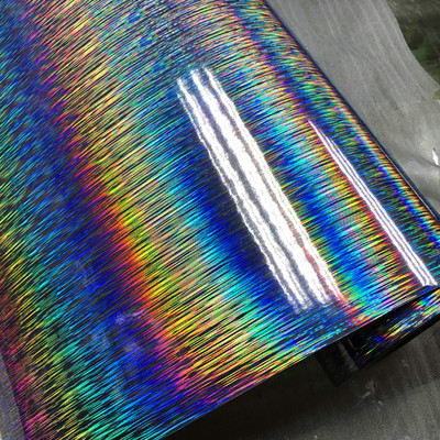 Autocolant de ambalare auto cu eliberare a aerului, lucios, roșu închis, periat cu carbon.