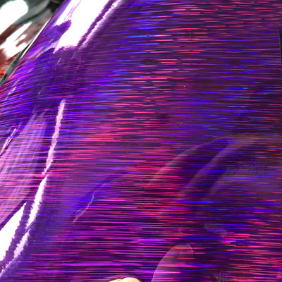 Autocolant de ambalare auto cu eliberare a aerului, lucios, roșu închis, periat cu carbon.