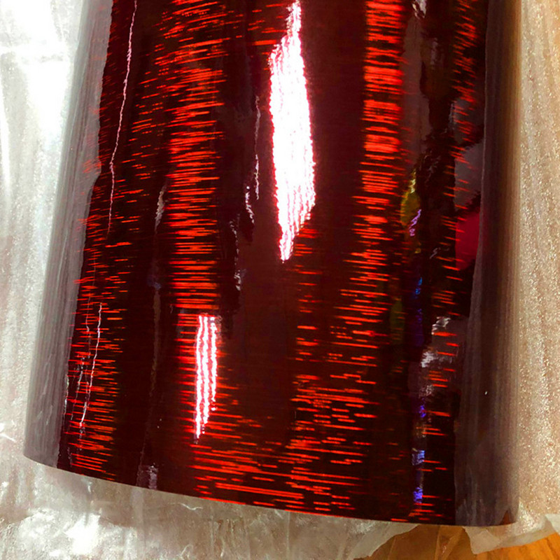 Autocolant de ambalare auto cu eliberare a aerului, lucios, roșu închis, periat cu carbon.