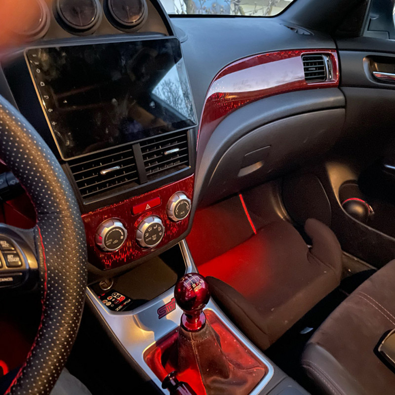 Autocolant de ambalare auto cu eliberare a aerului, lucios, roșu închis, periat cu carbon.