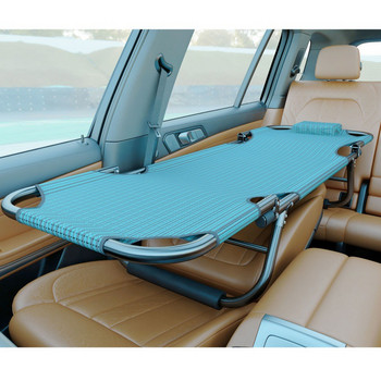 Αυτοκίνητο κρεβάτι αυτοκινήτου σε μη φουσκωτό γενικό μη πίσω κάθισμα αναδιπλούμενο station wagon μέσα στο υπνοδωμάτιο άνετο και φορητό