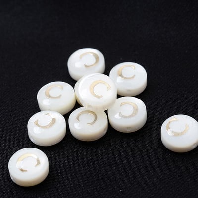 10/30 τμχ/παρτίδα Φυσικές χάντρες κοχυλιών 8 χιλιοστών Στρογγυλές κάθετες τρύπες με γράμματα αλφάβητου χάντρες για κοσμήματα κατασκευής Diy βραχιόλι κολιέ