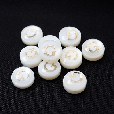 10/30 τμχ/παρτίδα Φυσικές χάντρες κοχυλιών 8 χιλιοστών Στρογγυλές κάθετες τρύπες με γράμματα αλφάβητου χάντρες για κοσμήματα κατασκευής Diy βραχιόλι κολιέ