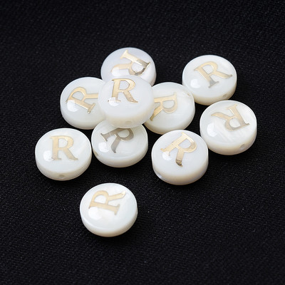 10/30 τμχ/παρτίδα Φυσικές χάντρες κοχυλιών 8 χιλιοστών Στρογγυλές κάθετες τρύπες με γράμματα αλφάβητου χάντρες για κοσμήματα κατασκευής Diy βραχιόλι κολιέ