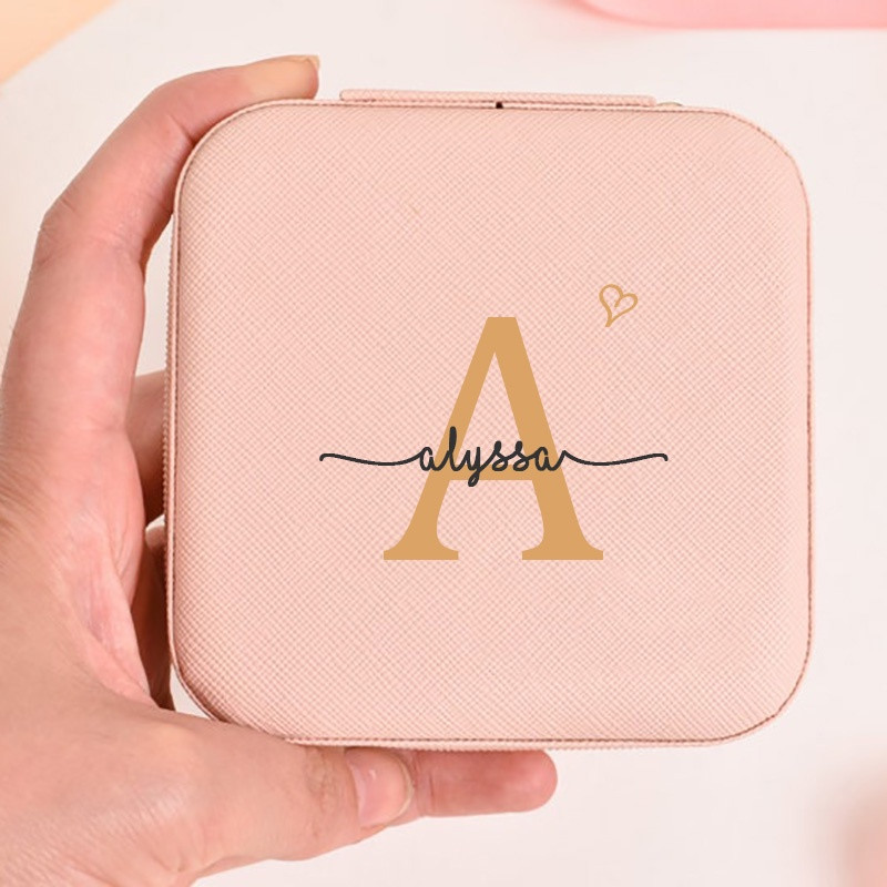 PERSONALIZUOTA PAPUOŠALŲ DĖŽUTĖ Pamergių papuošalų laikymo Kelioninis dėklas papuošalams Pamergės pasiūlymas vestuvinio dušo dovana