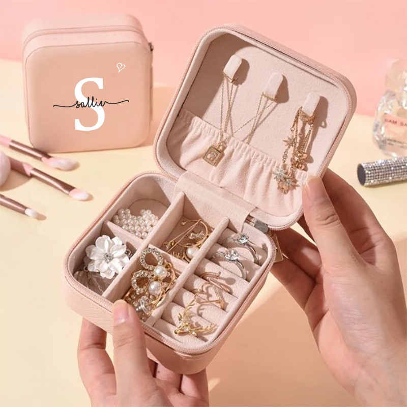 PERSONALIZUOTA PAPUOŠALŲ DĖŽUTĖ Pamergių papuošalų laikymo Kelioninis dėklas papuošalams Pamergės pasiūlymas vestuvinio dušo dovana