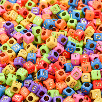 6 * 6 mm skaidrūs akrilo raidžių karoliukai kvadratiniai plokščios abėcėlės tarpinės karoliukai, skirti rankų darbo papuošalams gaminti „pasidaryk pats“ apyrankių didmeninė prekyba