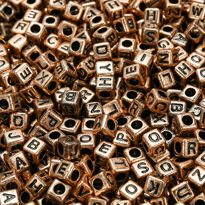 6 * 6 mm skaidrūs akrilo raidžių karoliukai kvadratiniai plokščios abėcėlės tarpinės karoliukai, skirti rankų darbo papuošalams gaminti „pasidaryk pats“ apyrankių didmeninė prekyba