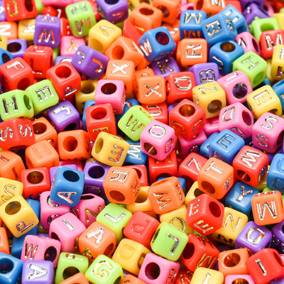 6 * 6 mm skaidrūs akrilo raidžių karoliukai kvadratiniai plokščios abėcėlės tarpinės karoliukai, skirti rankų darbo papuošalams gaminti „pasidaryk pats“ apyrankių didmeninė prekyba