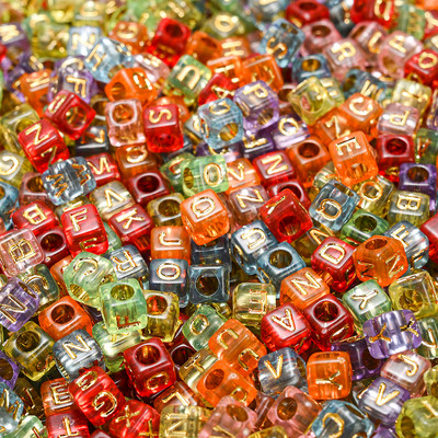 6 * 6 mm skaidrūs akrilo raidžių karoliukai kvadratiniai plokščios abėcėlės tarpinės karoliukai, skirti rankų darbo papuošalams gaminti „pasidaryk pats“ apyrankių didmeninė prekyba