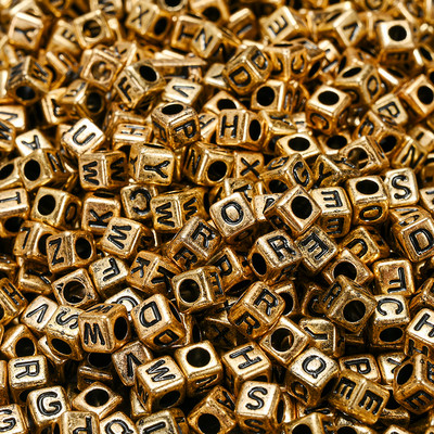 6 * 6 mm skaidrūs akrilo raidžių karoliukai kvadratiniai plokščios abėcėlės tarpinės karoliukai, skirti rankų darbo papuošalams gaminti „pasidaryk pats“ apyrankių didmeninė prekyba