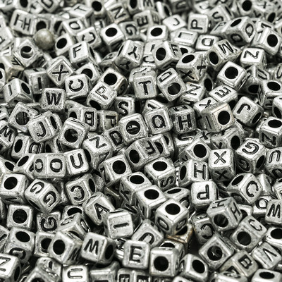 6 * 6 mm skaidrūs akrilo raidžių karoliukai kvadratiniai plokščios abėcėlės tarpinės karoliukai, skirti rankų darbo papuošalams gaminti „pasidaryk pats“ apyrankių didmeninė prekyba