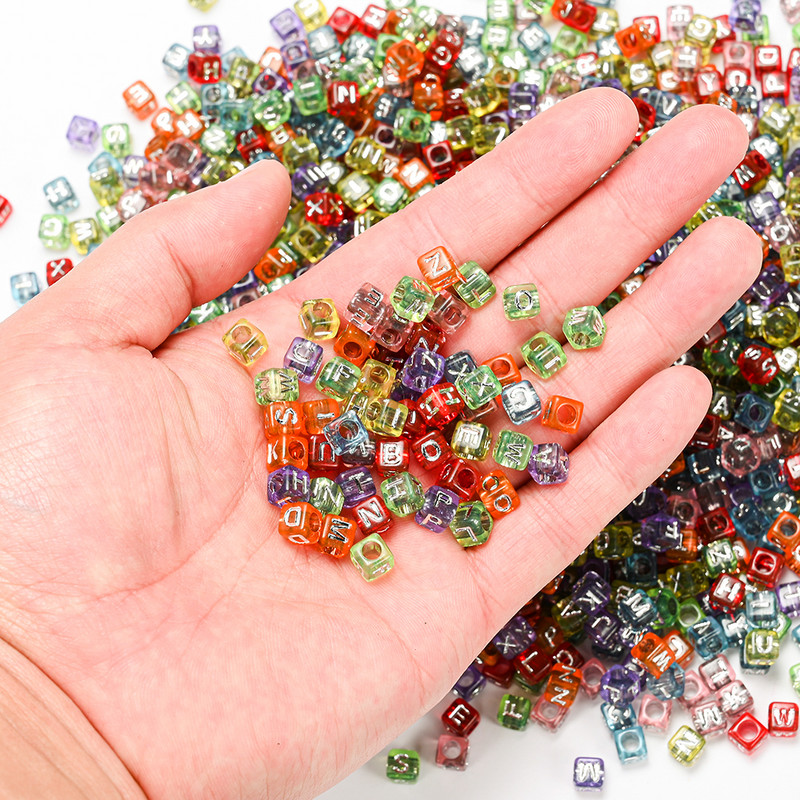 6 * 6 mm skaidrūs akrilo raidžių karoliukai kvadratiniai plokščios abėcėlės tarpinės karoliukai, skirti rankų darbo papuošalams gaminti „pasidaryk pats“ apyrankių didmeninė prekyba