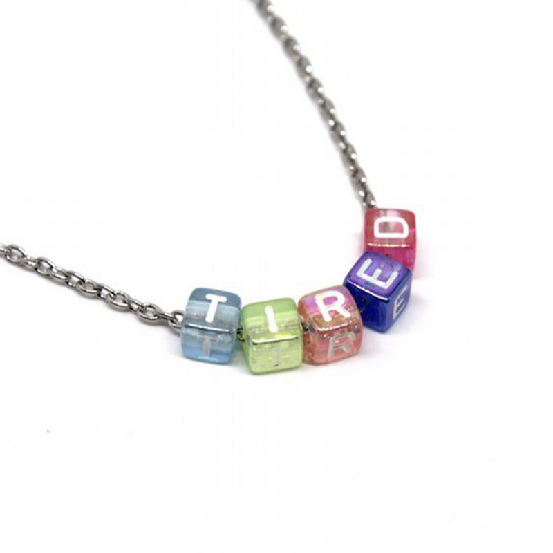 6 * 6 mm skaidrūs akrilo raidžių karoliukai kvadratiniai plokščios abėcėlės tarpinės karoliukai, skirti rankų darbo papuošalams gaminti „pasidaryk pats“ apyrankių didmeninė prekyba