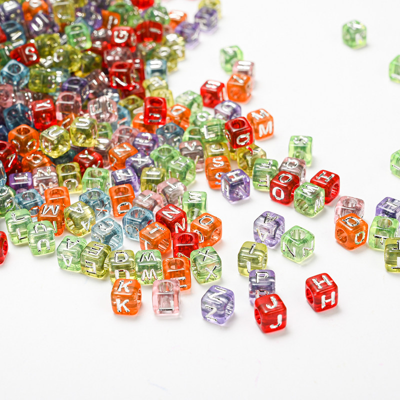 6 * 6 mm skaidrūs akrilo raidžių karoliukai kvadratiniai plokščios abėcėlės tarpinės karoliukai, skirti rankų darbo papuošalams gaminti „pasidaryk pats“ apyrankių didmeninė prekyba