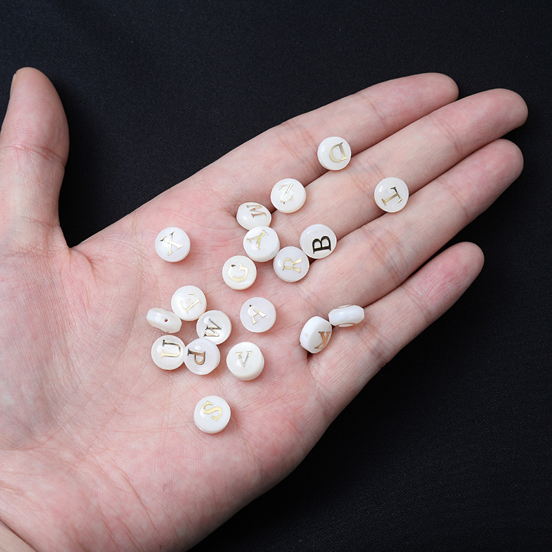 8 mm 26 litere inițiale alfabet alb mărgele de mărgele de formă rotundă mărgele de scoici pentru realizarea de bijuterii accesorii lucrate manual
