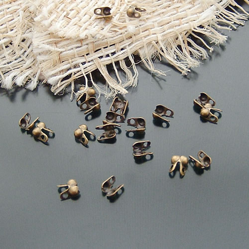 140 DB vas vagy sárgaréz 1,2-1,5 mm-es és 2-2,4 mm-es golyóslánchoz csatlakoztatott kapcsok Fedett kapcsok nyaklánc-készítési kiegészítőkhöz