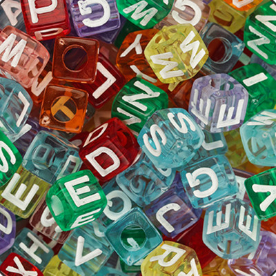 100 τεμάχια/Παρτίδα Μοντέρνα ακρυλικά τετράγωνα αλφάβητα χάντρες με μεγάλη τρύπα γράμμα Loose spacer Bead κοσμήματα χειροποίητα βραχιόλια κατασκευής