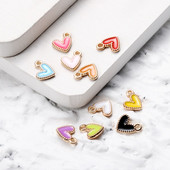 30db 9x10mm-es Dainty kis színes szív alakú zománc varázs apró szívbűbáj medál ékszerkészítéshez nyaklánc fülbevaló