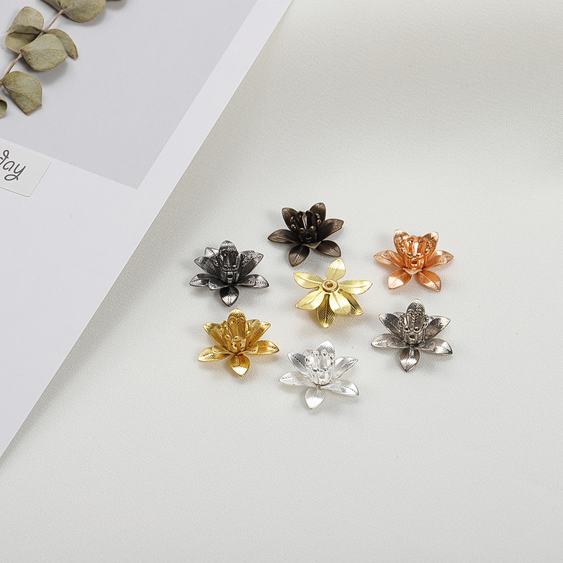 10 tk vasest filigraanist lillepõhjast helme otsa korgi kandik isetehtud ehete tegemiseks Roosakulla hõbedase värvi võlusid Leiud Aksessuaarid