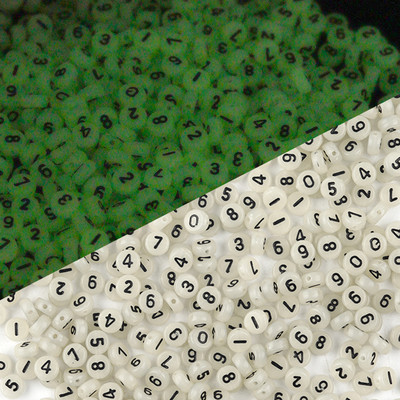 100 vnt / partijos akriliniai šviesūs plokšti karoliukai apvalūs švyti nakties žvaigždės širdelės numerio raidė, skirta apyrankių karolių gamybai