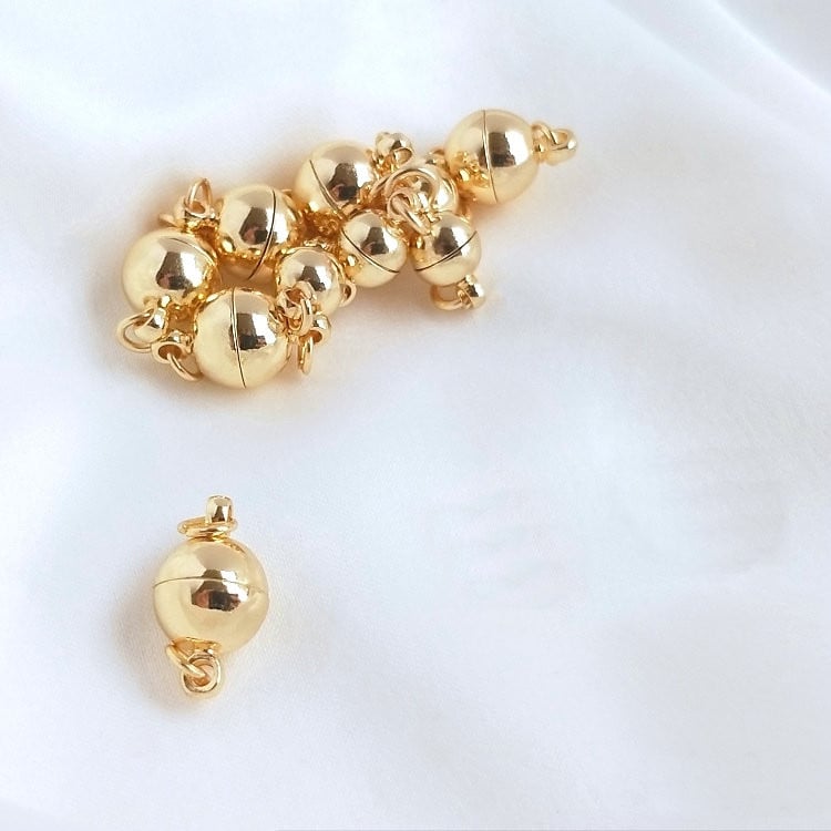 6*11MM 8*14MM 14K arannyal bevont sárgaréz mágneses karkötő-kapcsos gyöngyök Kiváló minőségű barkács ékszerekhez.