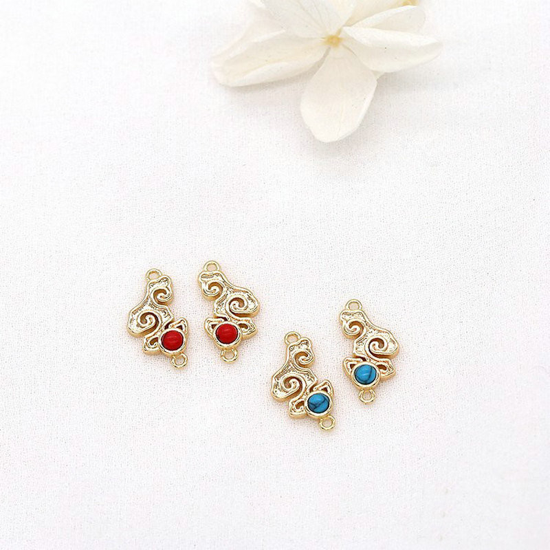 4 vnt., 14K aukso spalvos žalvaris su akmenimis 2 skylutės.