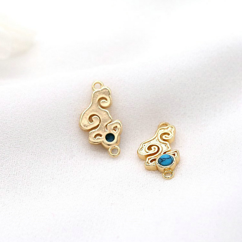 4 vnt., 14K aukso spalvos žalvaris su akmenimis 2 skylutės.