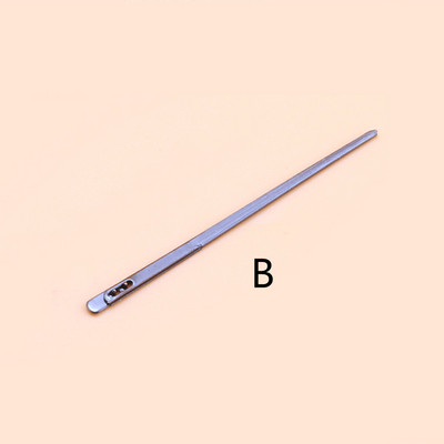 2vnt odinės siuvimo adatos, vienos ir dvigubos skylės, „pasidaryk pats“ austos odinės virvės, apsiūtos su adatomis.