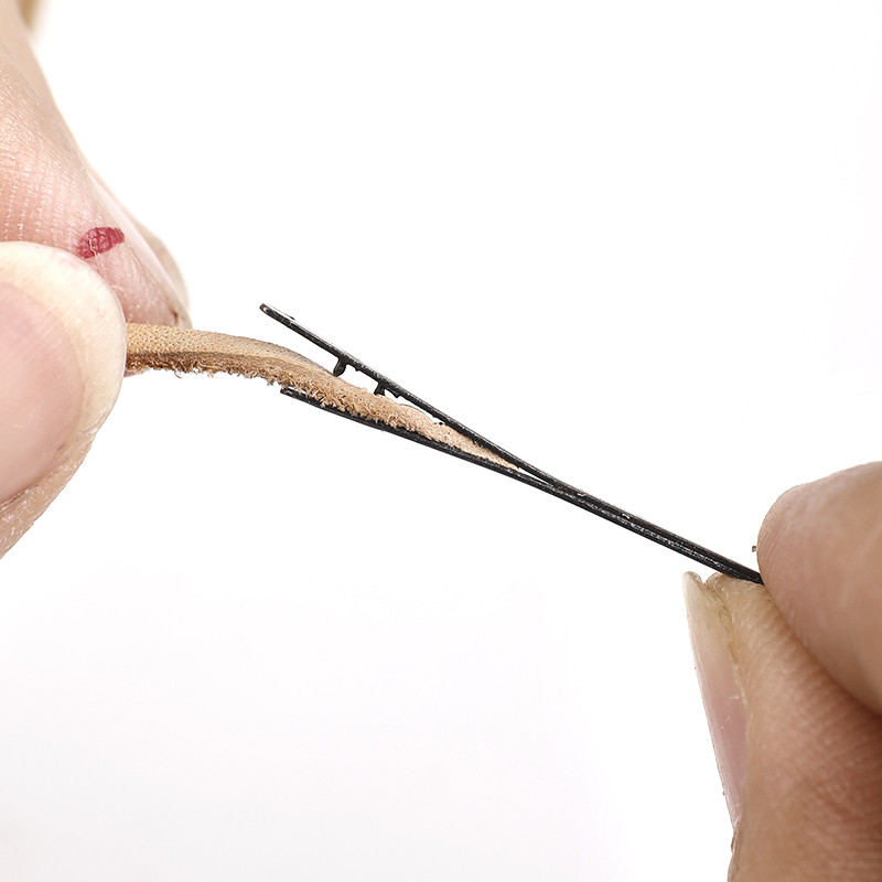 2vnt odinės siuvimo adatos, vienos ir dvigubos skylės, „pasidaryk pats“ austos odinės virvės, apsiūtos su adatomis.