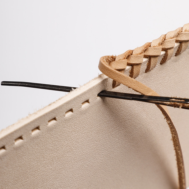 2vnt odinės siuvimo adatos, vienos ir dvigubos skylės, „pasidaryk pats“ austos odinės virvės, apsiūtos su adatomis.