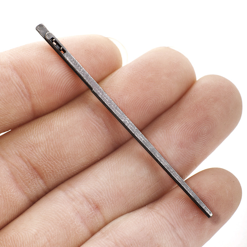 2vnt odinės siuvimo adatos, vienos ir dvigubos skylės, „pasidaryk pats“ austos odinės virvės, apsiūtos su adatomis.