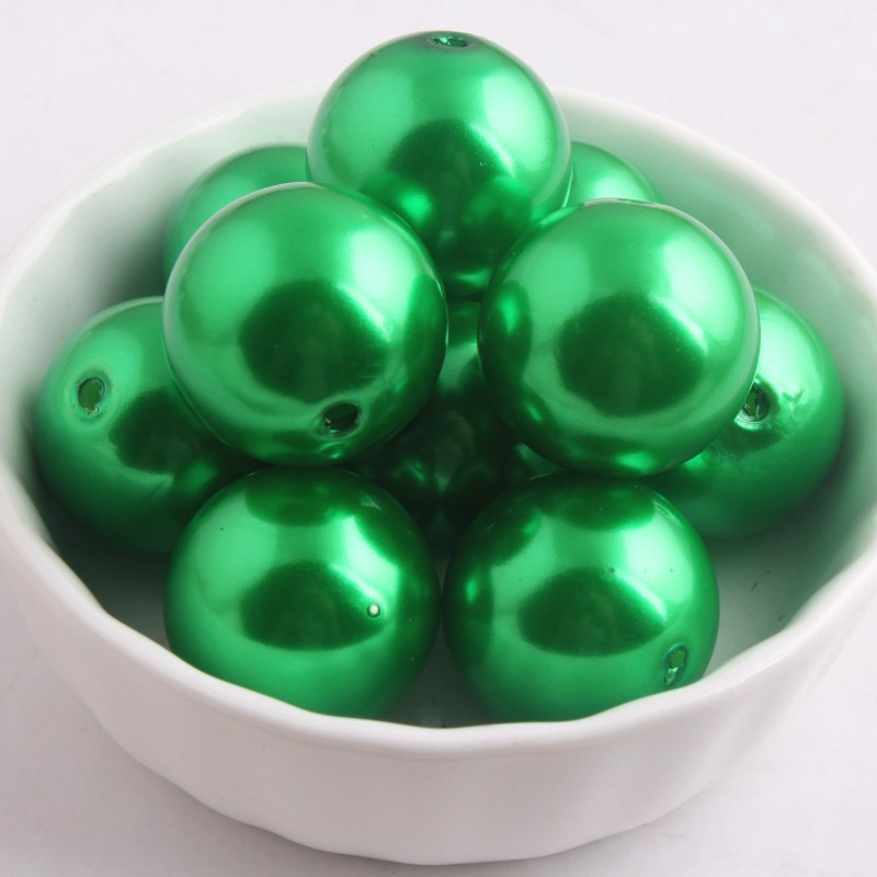 Kwoi Vita ékszerei Színes 20mm-es 6mm-től 28mm-ig terjedő akril kerek gyöngyutánzat gyöngyök a Chunky Beads nyaklánchoz.