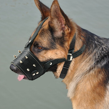 Кожена кучешка муцуна с шипове против лаене, ухапване, дъвчащи намордници, регулируема тренировъчна капачка за уста, мускус за средно голямо куче питбул