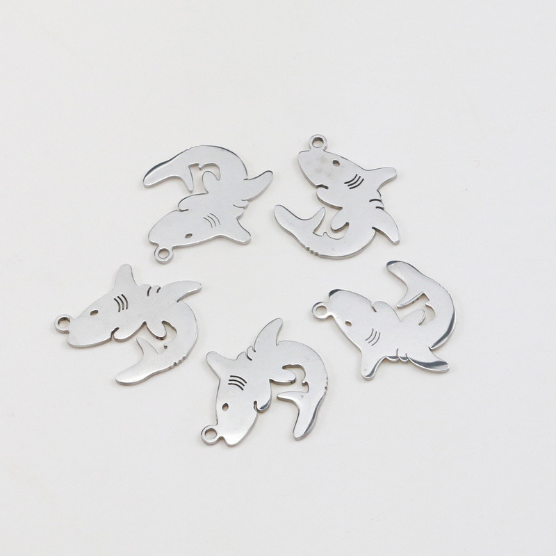 5 vnt ryklio jūros žuvies nerūdijančio plieno žavūs pakabukai papuošalams gaminti auksu padengti ryklio vandenyno gyvūnų pakabukai, žavesio didmeninė prekyba