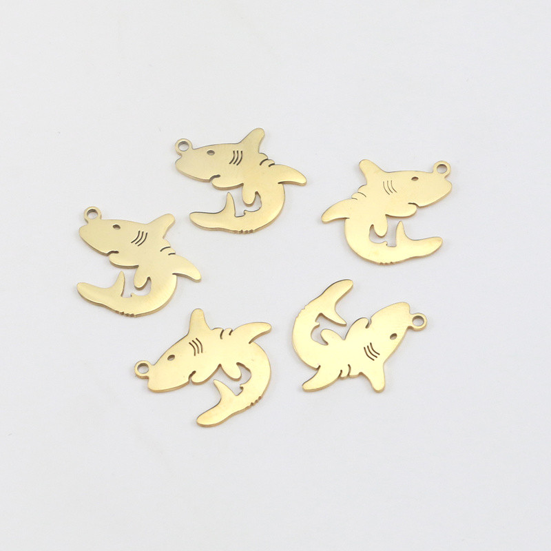 5 vnt ryklio jūros žuvies nerūdijančio plieno žavūs pakabukai papuošalams gaminti auksu padengti ryklio vandenyno gyvūnų pakabukai, žavesio didmeninė prekyba